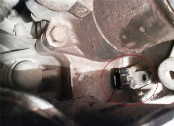 Где расположен датчик положения коленчатого вала на автомобиле Nissan X-TRAIL?